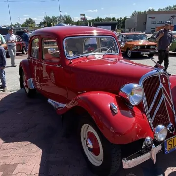 Auto - Moto Weteran 6.  W Radomsku zaparkowały motoryzacyjne legendy