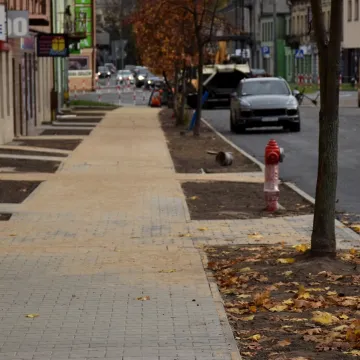 Piotrków Tryb: na ul. Wojska Polskiego asfalt czeka na pasy