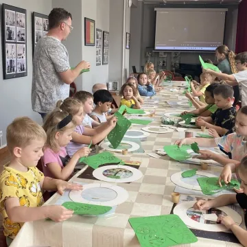 Emocje i wiosna na warsztatach kartonowych w Muzeum Regionalnym w Radomsku