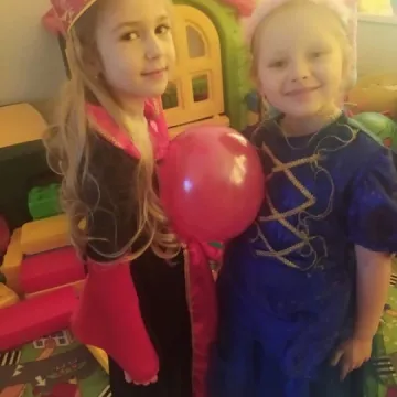 „Zerówiaki” z PSP 8 w Radomsku bawiły się na balu karnawałowym. Świętowały też dzień pizzy