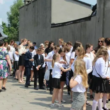 PSP 8 w Radomsku nadano imię „Przyjaciół Dzieci”. Uroczystości 50-lecia