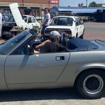 Auto - Moto Weteran 6.  W Radomsku zaparkowały motoryzacyjne legendy