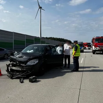 Karambol na A1 na wysokości Dobryszyc.  Trzy niezależne kolizje w jednym czasie