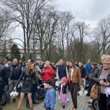 Tłumy motocyklistów i mieszkańców w Strzałkowie. Kolejna Moto Święconka za nami