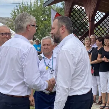 W Sudzinku otwarto nową drogę. Wstęgę przecinał m.in. wicemarszałek Sejmu RP