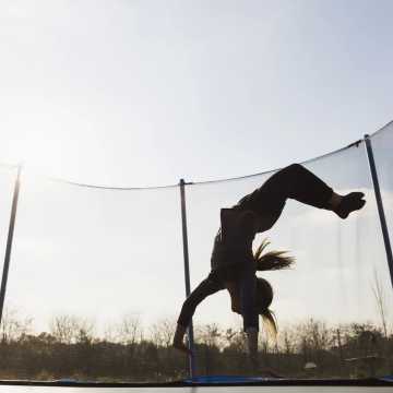 Trening na trampolinie może poprawić zdolności motoryczne twojego dziecka