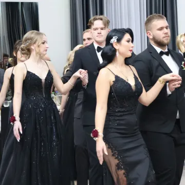 Studniówka uczniów „Drzewniaka” w Kobielach Wielkich