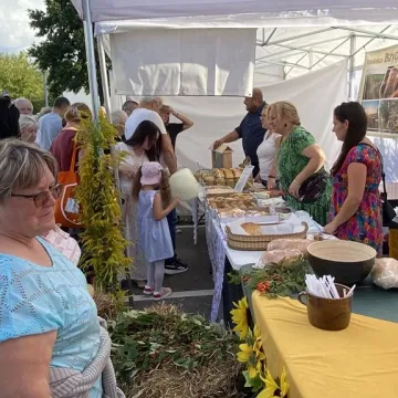 Kulinarna uczta przed starostwem w Radomsku