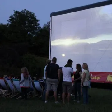 Seans filmowy pod chmurką w parku Solidarności