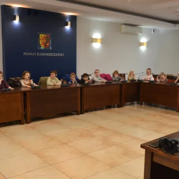 Przedszkolaki  z PP nr 10 z wizytą w Starostwie Powiatowym w Radomsku