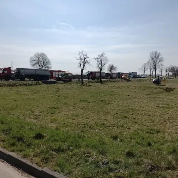 Wypadek w Ochocicach. Zderzenie osobówki z ciężarówką