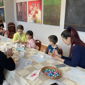 Powrót do korzeni. Uczestnicy warsztatów tworzyli pisanki batikowe w Muzeum Regionalnym w Radomsku