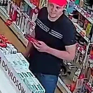 Policjanci poszukują złodzieja perfum i kosmetyków