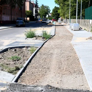 Piotrków Tryb.: trwają prace brukarskie na ul. Broniewskiego