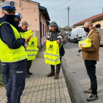 Bezpieczny powiat radomszczański. Kamizelki od policji i starostwa