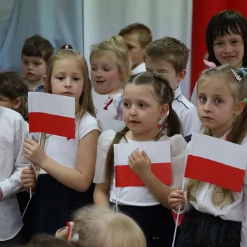 Na nowym maszcie PP4 w Radomsku powiewa już biało-czerwona flaga