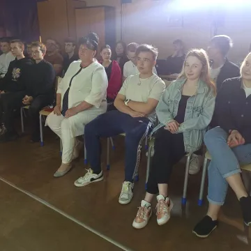 Uczniowie „elektryka” wystawili „Zemstę” Aleksandra Fredry