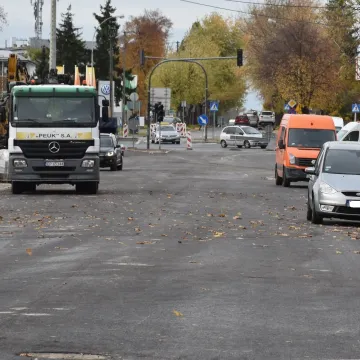 Piotrków Tryb: na ul. Wojska Polskiego asfalt czeka na pasy