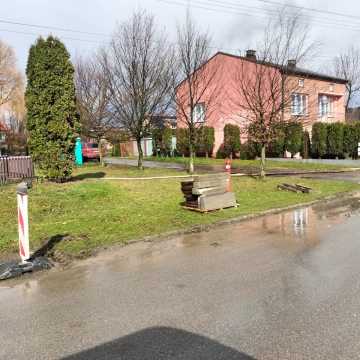 Remont zbiornika w Stobiecku Miejskim. Mieszkańcy: woda wypompowana jest wprost na pobocze i ulice
