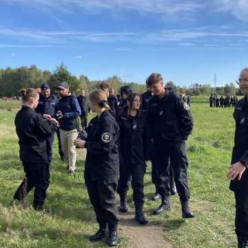 [WIDEO] Manewry klas mundurowych ZSP 1 w Radomsku. Praktyczna lekcja poszukiwania zaginionych