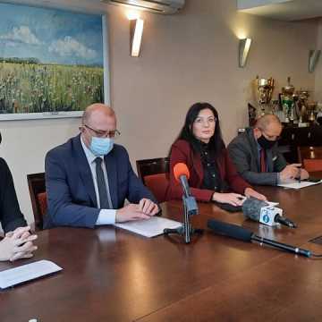 Konferencja prasowa władz powiatu radomszczańskiego w sprawie oddziału dziecięcego