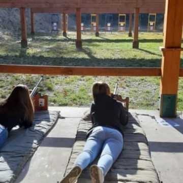 Uczniowie z Kleszczowa na strzelnicy w Jasieniu
