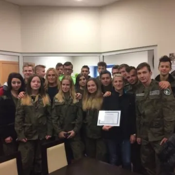 Uczniowie sadzili drzewka