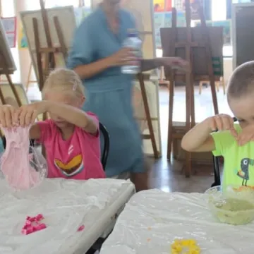 „Sensoryczne masy plastyczne”, warsztaty dla dzieci w MDK