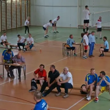 Samorządowcy zagrali w siatkówkę