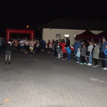 Nocne bieganie po placu targowym 