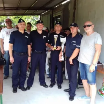 Policjanci z Radomska z pucharami