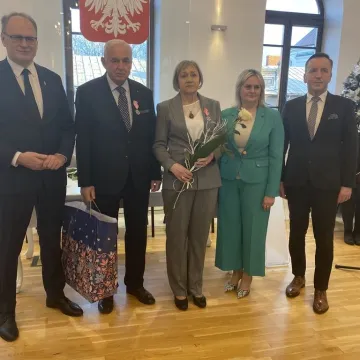 Sześć par uhonorowanych medalami za długoletnie pożycie małżeńskie