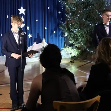 Szkolna sala zamieniła się w koncertową scenę. Noworoczne kolędowanie w Gidlach