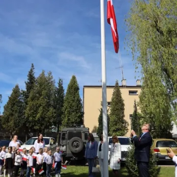 Na nowym maszcie PP4 w Radomsku powiewa już biało-czerwona flaga
