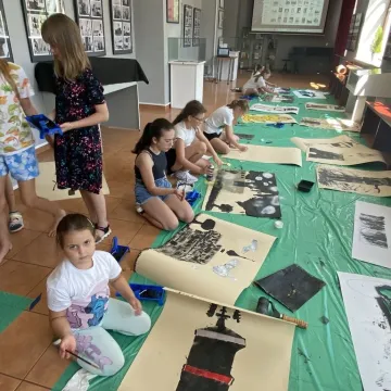 Radomszczańskie pejzaże oczami dzieci. Warsztaty prof. Wiatra w Muzeum w Radomsku