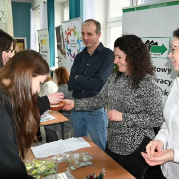 43 wystawców, setki możliwości. Targi edukacyjne w II LO Radomsko