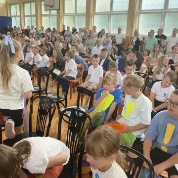 Zasłużone wakacje. Uczniowie „Jedynki” uroczyście zakończyli rok szkolny