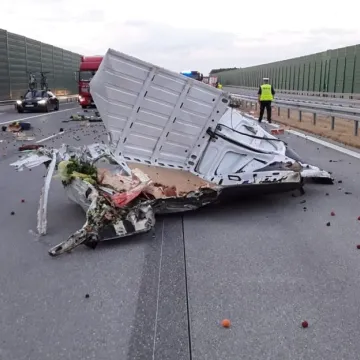 Wypadek busa na A1. Na drogę wyspały się warzywa i owoce