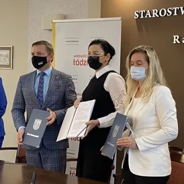 I LO w Radomsku doczeka się nowoczesnego boiska. Wicemarszałek podpisał umowę