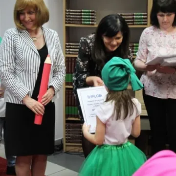 Pasowanie nowych czytelników biblioteki w Radomsku