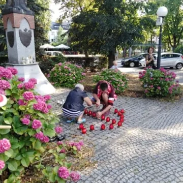 Ku czci powstańcom. Młodzież Wszechpolska i Ruch Narodowy ułożyli kotwicę