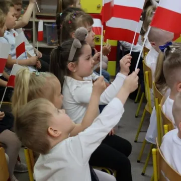 Na nowym maszcie PP4 w Radomsku powiewa już biało-czerwona flaga