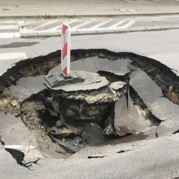 Potężna dziura w jezdni na ul. Krasickiego w Radomsku