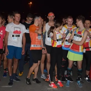 Nocne bieganie po placu targowym 