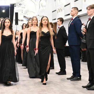 Polonez i odliczanie do matury. Studniówka ZSE w Radomsku