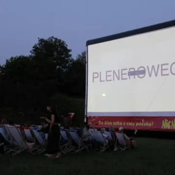 Seans filmowy pod chmurką w parku Solidarności