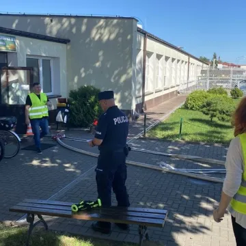 Ewakuacja ZSP 1 w Radomsku. Był pożar, strzały i osoby ranne