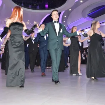 Studniówkowy wieczór uczniów radomszczańskiego Drzewniaka