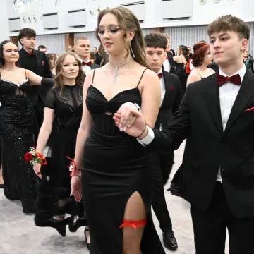 Polonez i odliczanie do matury. Studniówka ZSE w Radomsku