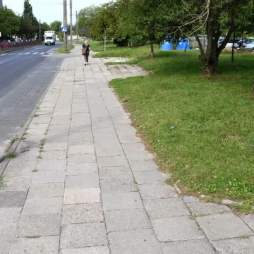 Piotrków Tryb.: na ul. Dmowskiego powstanie ścieżka rowerowa i chodnik